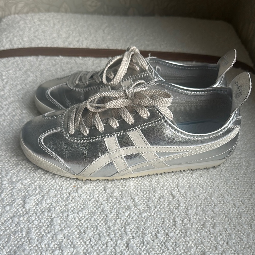 Onitsuka Tiger Silver Low-Top Sneakers with Cream Laces - Picture 2 of 3